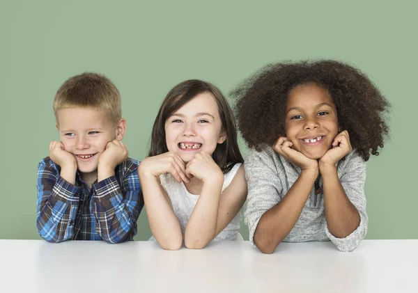 Glückliche Kinder lächeln — Stockfoto