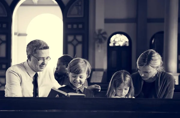 Grupo de pessoas na igreja — Fotografia de Stock