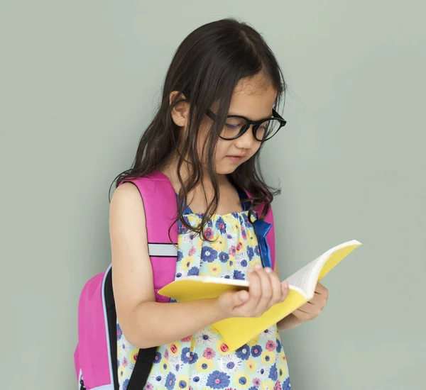 Menina lendo o livro — Fotografia de Stock