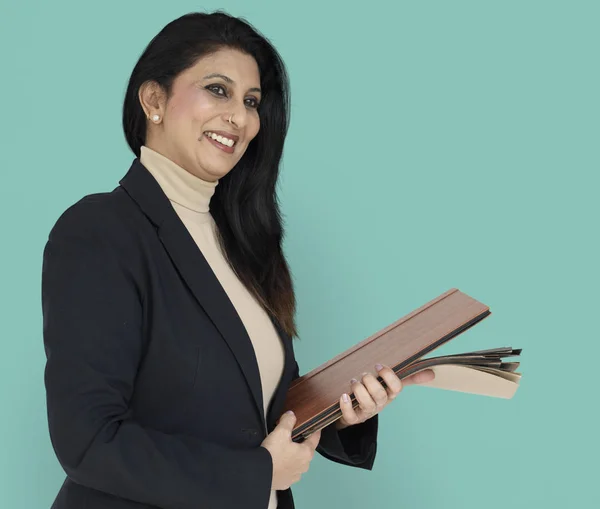 Businesswoman holding folder — Stock Photo, Image