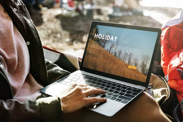 Vrouw met laptop — Stockfoto