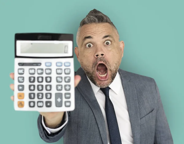 Шокированный бизнесмен показывает калькулятор — стоковое фото