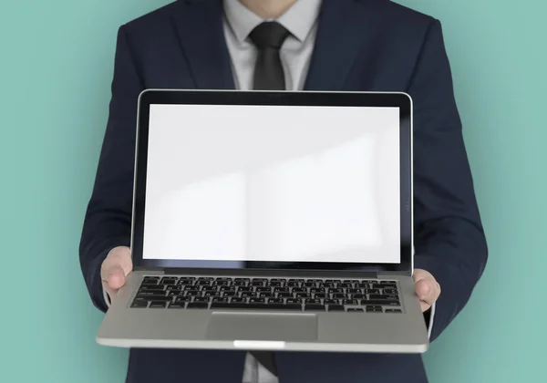 Empresário mostrando laptop em estúdio — Fotografia de Stock