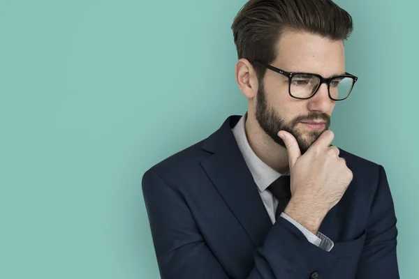 Hombre de negocios pensando y cogido de la mano en la barbilla — Foto de Stock