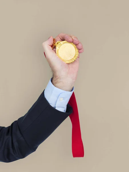 Zakelijke Man Holding gouden medaille — Stockfoto