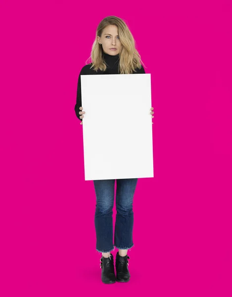 Mulher segurando banner papel branco — Fotografia de Stock