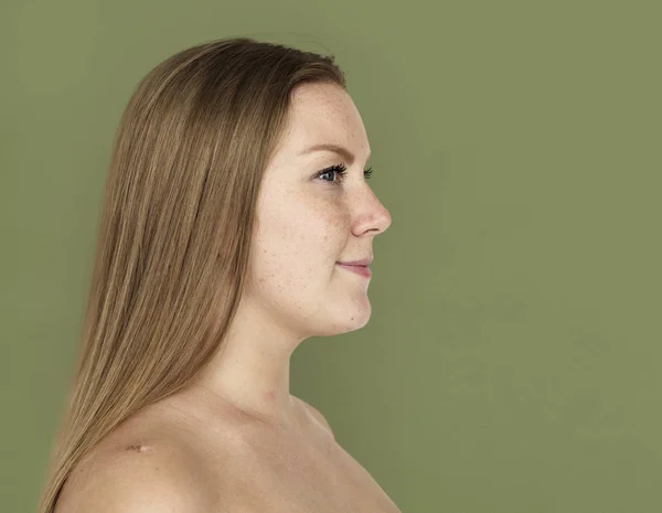 Mulher com sorriso posando em estúdio — Fotografia de Stock