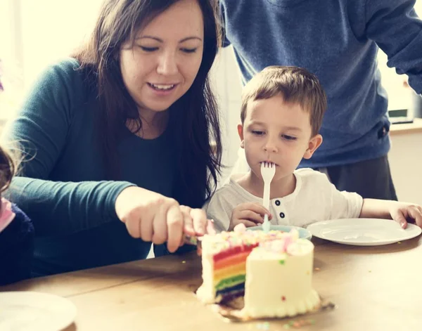 Moeder en zoon eten cake van de kindverjaardag — Stockfoto