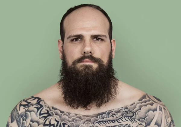 Człowiek z brodą i tatuaż — Zdjęcie stockowe