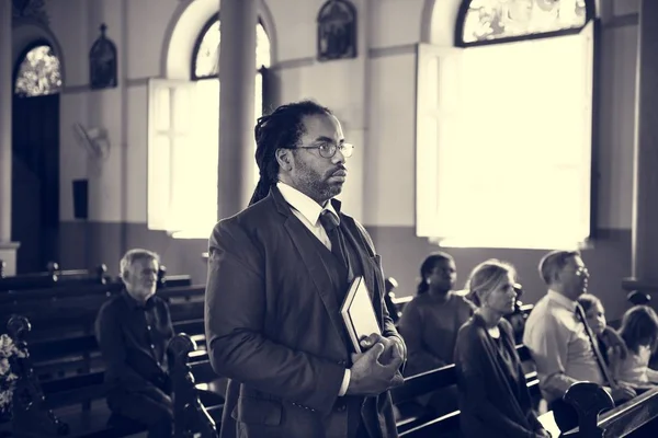 Grupo de personas en la iglesia — Foto de Stock