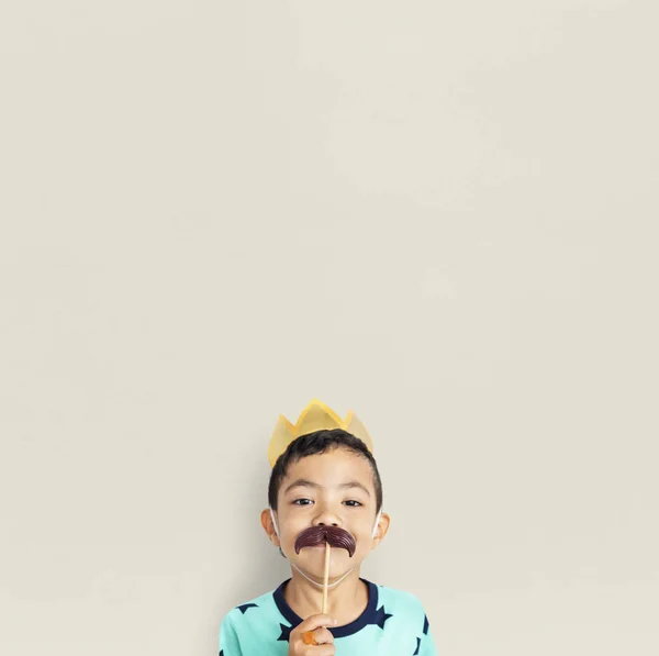 Мальчик в бумажных усах — стоковое фото