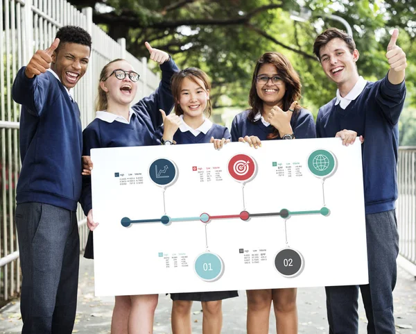 Multi-etnisch studenten met poster — Stockfoto