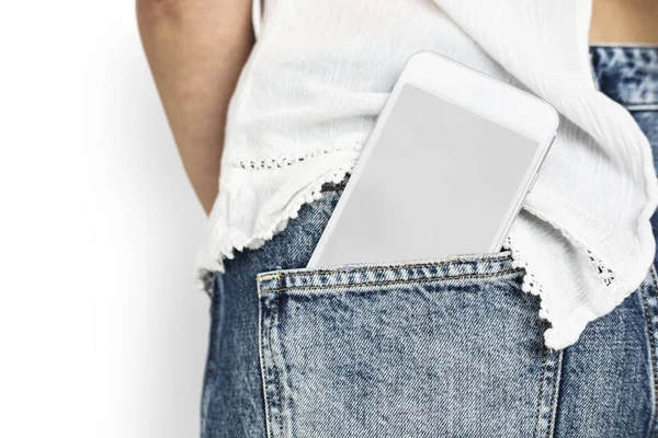 insanlar pantolon cebinde cep telefonu