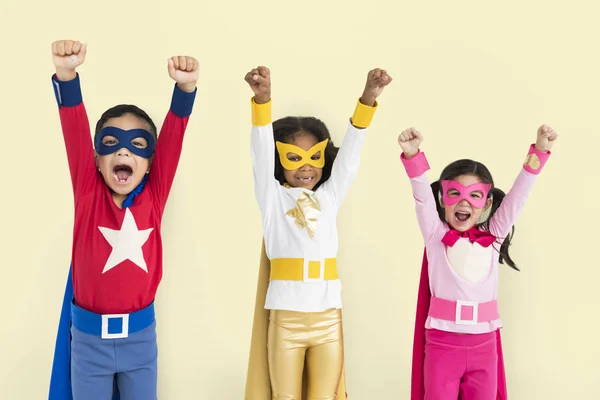 Copiii care poartă costume de supereroi — Fotografie, imagine de stoc