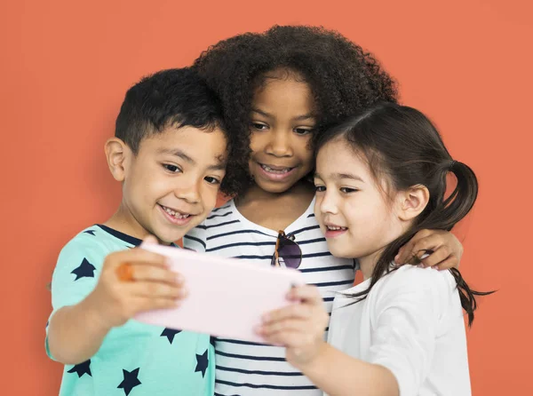 Niños usando smartphone — Foto de Stock