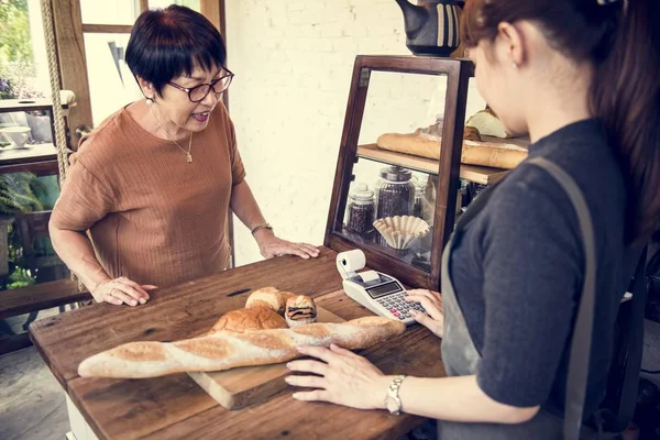 빵을 구입 하는 여자 — 스톡 사진