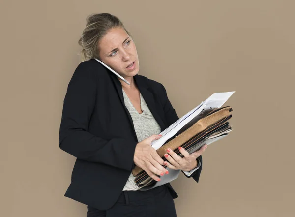 Mulher de negócios falando ao telefone — Fotografia de Stock