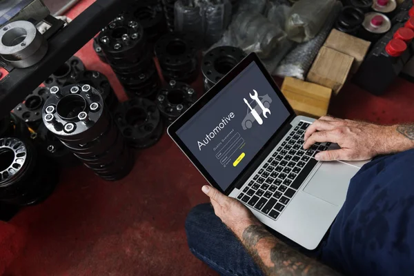 Auto monteur met laptop in garage — Stockfoto