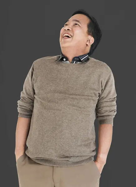 Asiático hombre riendo en estudio —  Fotos de Stock