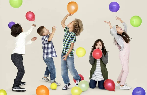 Niños jugando con globos —  Fotos de Stock