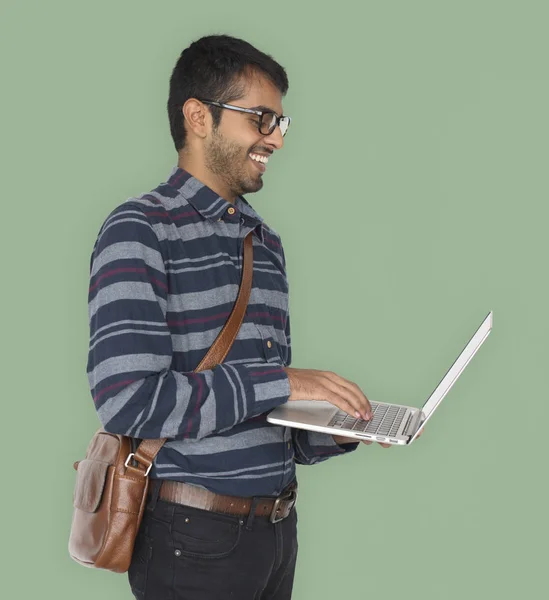Indiase man met laptop — Stockfoto