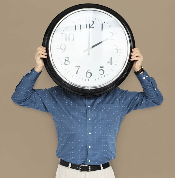 Hombre de negocios sosteniendo reloj —  Fotos de Stock