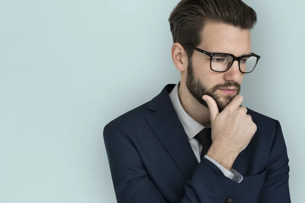 Hombre de negocios pensando y cogido de la mano en la barbilla — Foto de Stock