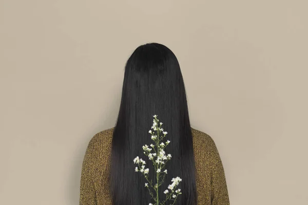 Mujer con pelo largo y flores — Foto de Stock