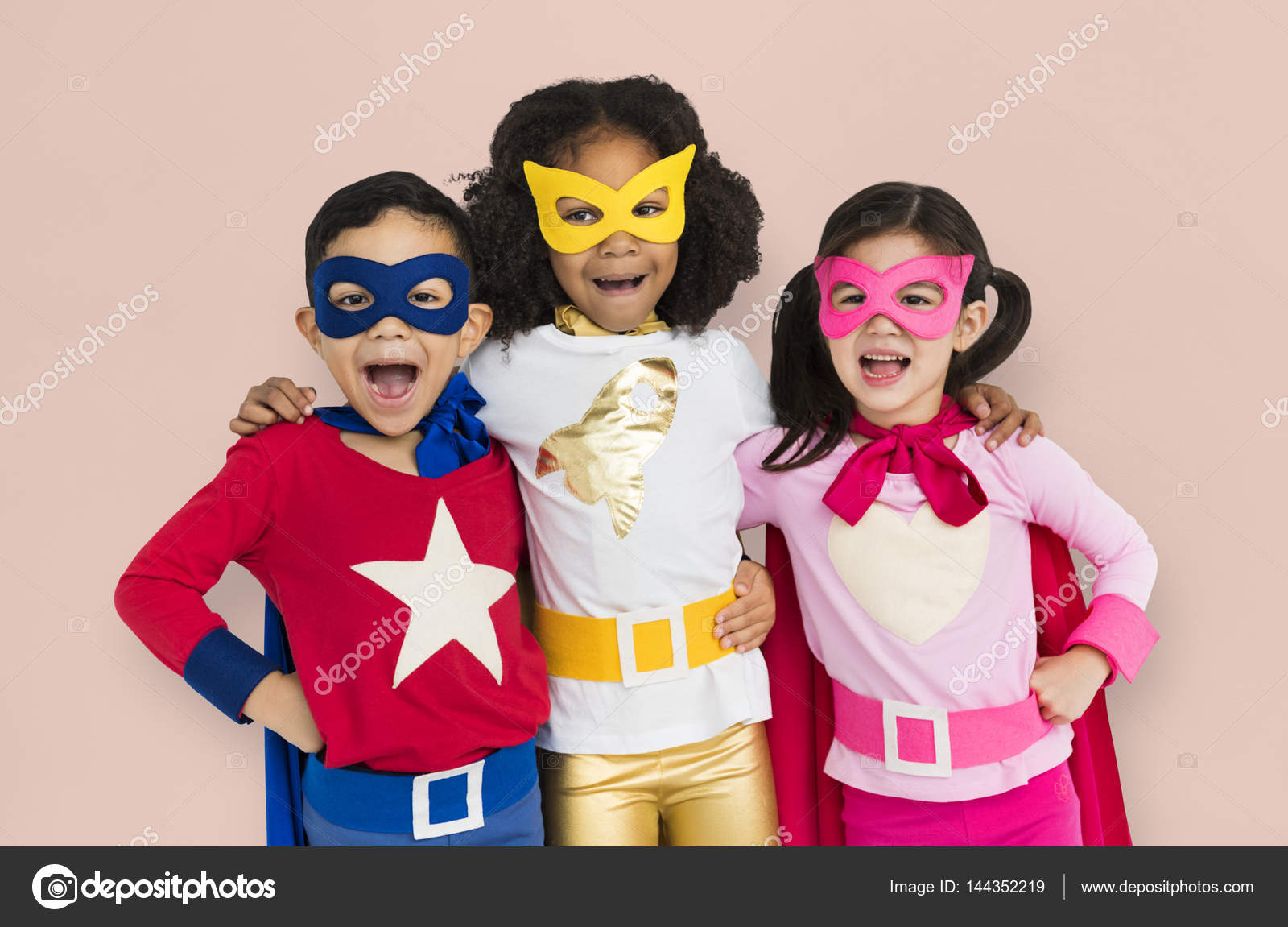 Niños disfrazados de superhéroes Ilustración de stock de ©Rawpixel