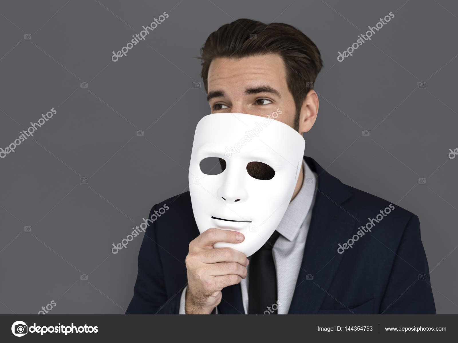 Businessman holding mask ©Rawpixel 144354793