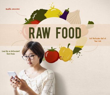 Akıllı telefon kullanan kadın