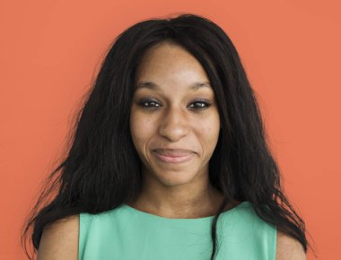 Afrikalı kadın gülümsüyor