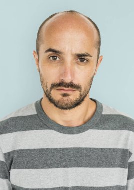  stüdyoda gülümseyen adam