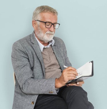 Defterde yazan iş adamı