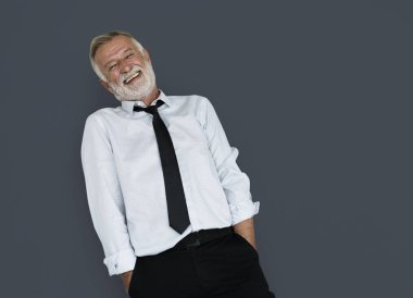 gülümseyen kıdemli işadamı