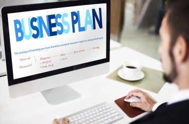 Ofiste çalışan bir iş adamı.