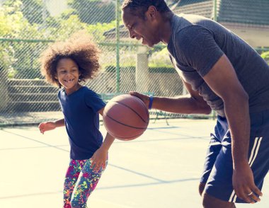 Baba ve kız basketbol oynarken