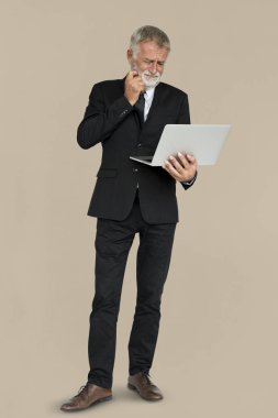 Dizüstü bilgisayar kullanan iş adamı