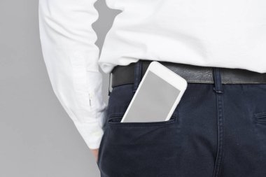 Kişi holding smartphone