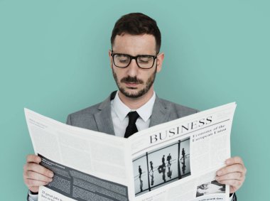 Gazete okuyan adam