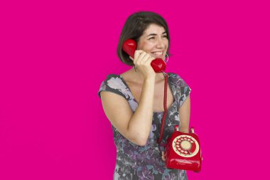 Kadın telefonda konuşurken