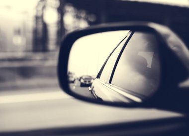 Aynadaki yolda araba. 