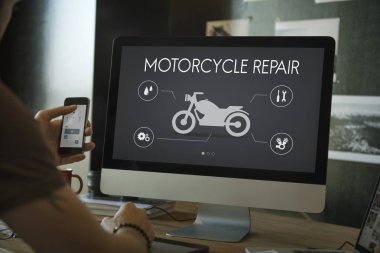 bilgisayarda çalışan adam