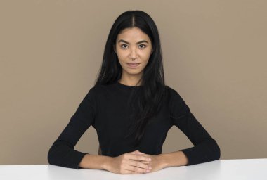 Asyalı kadın tablosu tarafından oturur