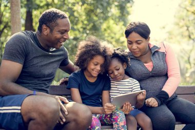 Dijital tablet kullanan aile