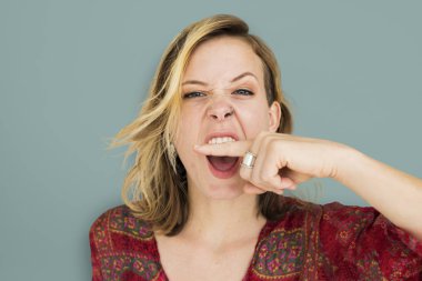  kadın yapma yüz buruşturma