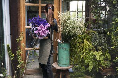 kadın çiçekçi holding buket