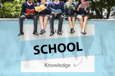 Öğrenciler kitap okuyor 