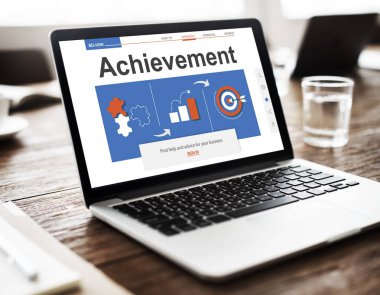 Çalışma masasında dizüstü bilgisayar