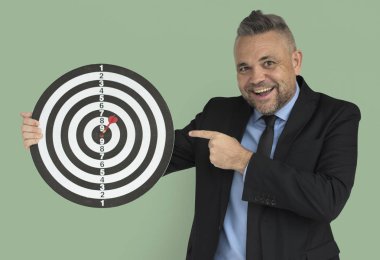 Dart tahtası üzerinde adam işaret parmağı